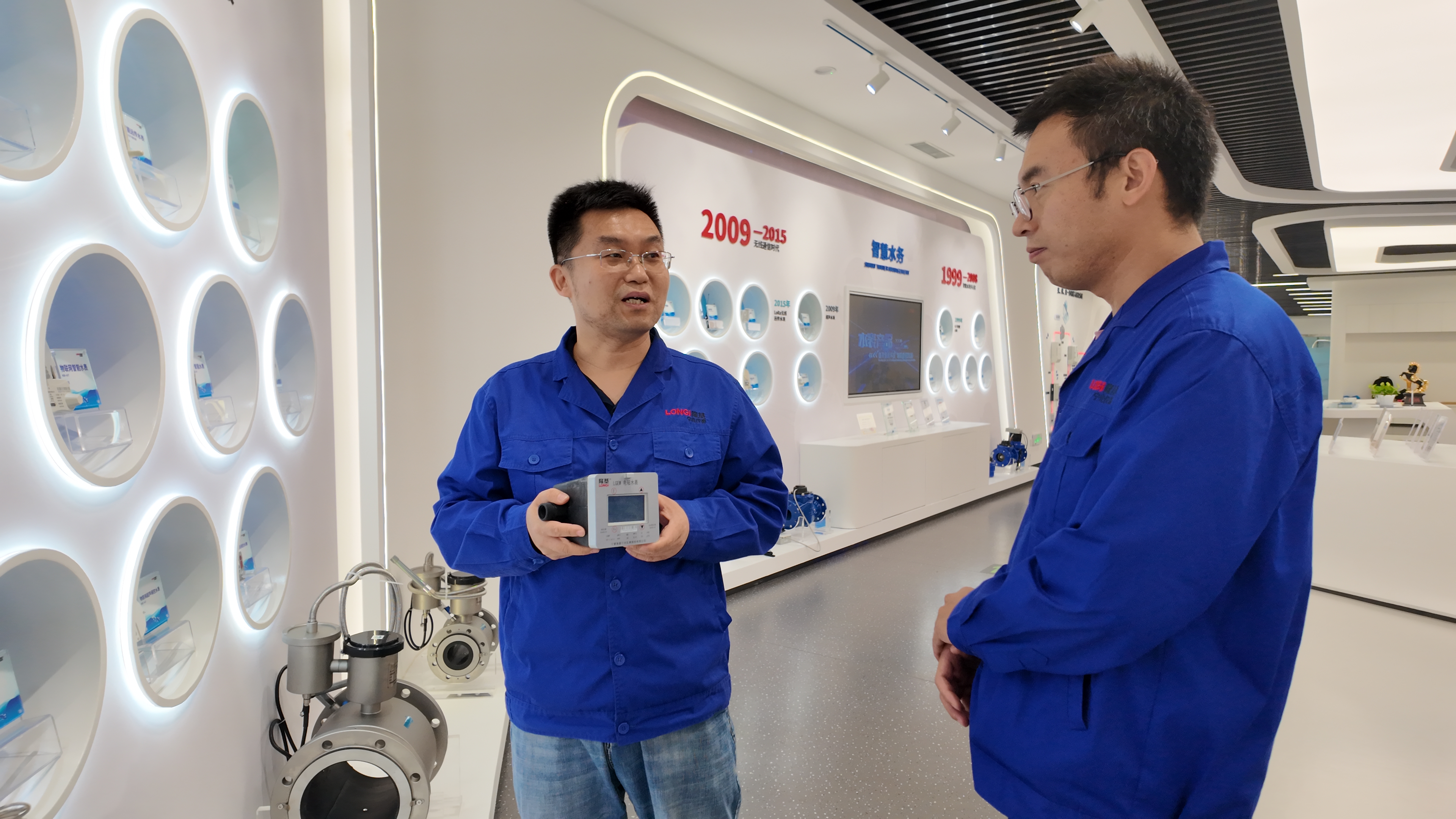 马超与林福平正在讨论工作